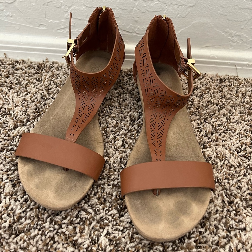 Brown Kenneth Cole Reaction Sandal. Size 6